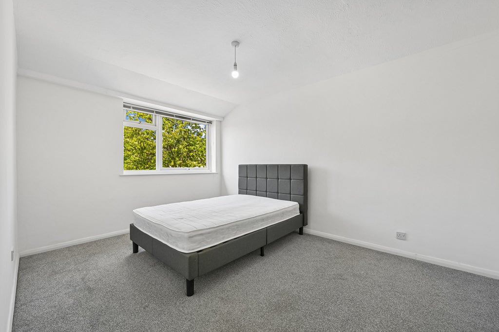 House Newborough Green in Greater London