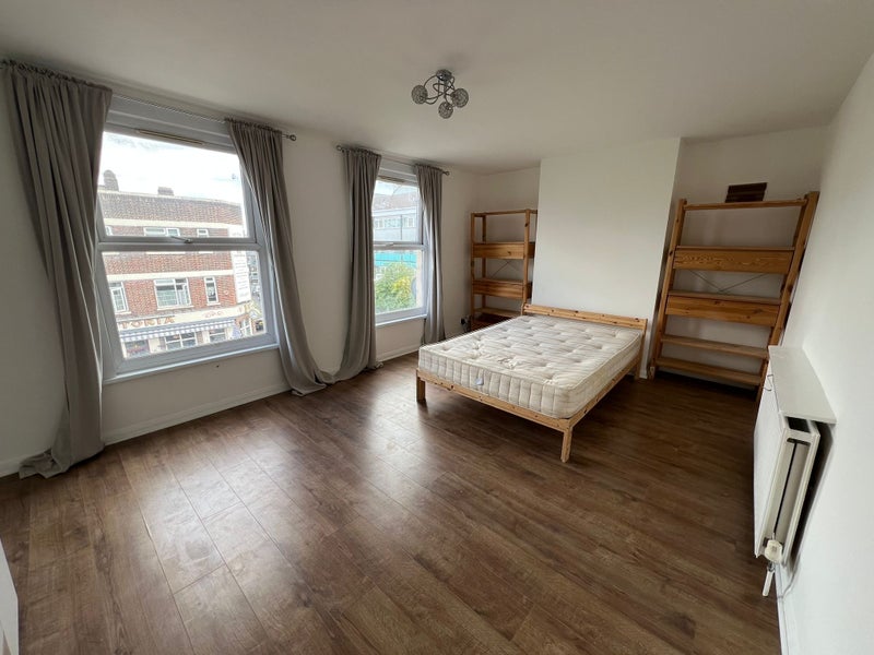 Room Grove Road in Greater London