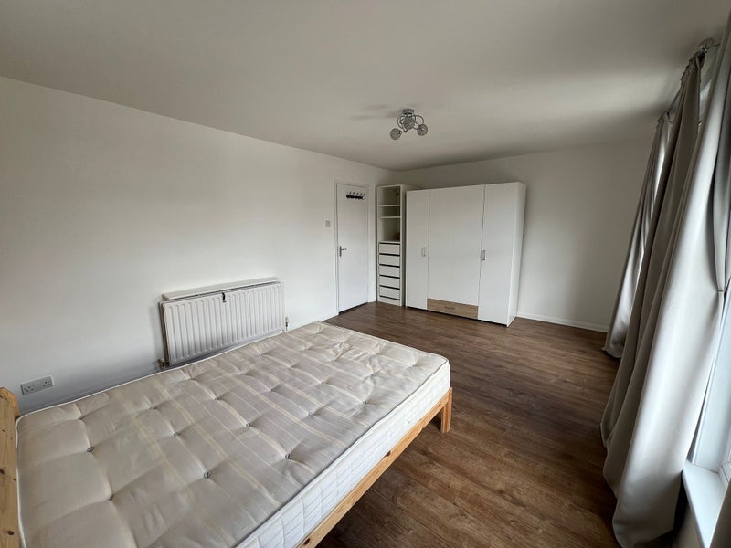 Room Grove Road in Greater London