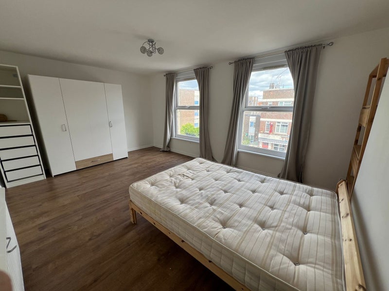 Room Grove Road in Greater London