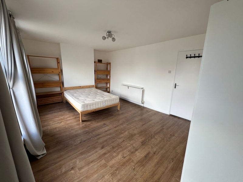 Room Grove Road in Greater London