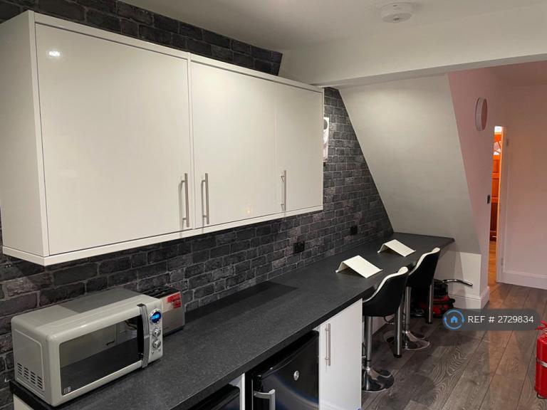 Room Tring Road in Aylesbury