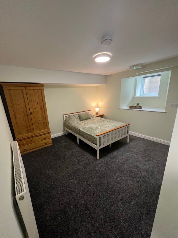 Room Longman Road in Barnsley