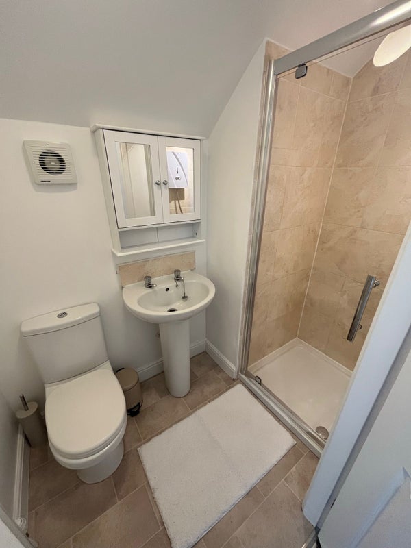 Room Longman Road in Barnsley