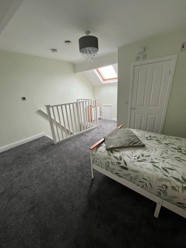 Room Longman Road in Barnsley
