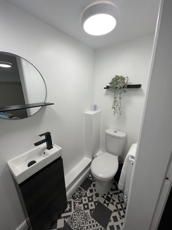 Room Longman Road in Barnsley