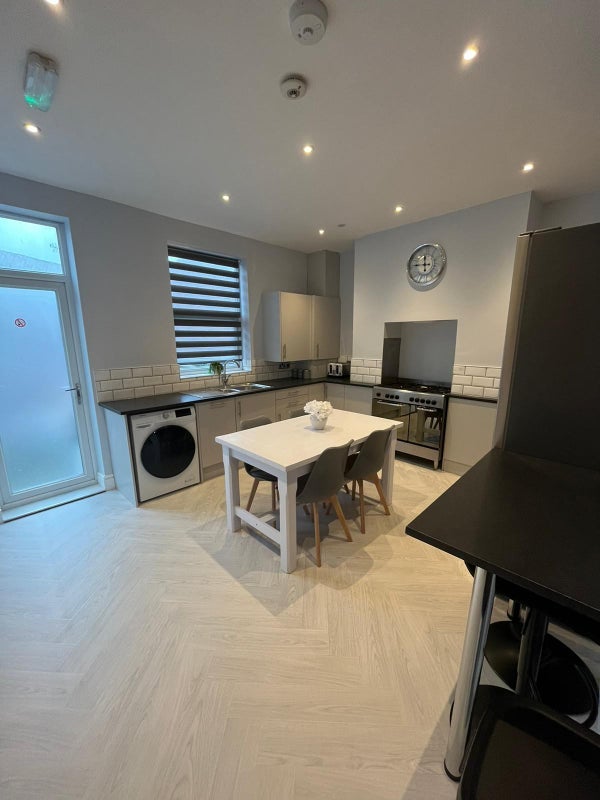 Room Longman Road in Barnsley