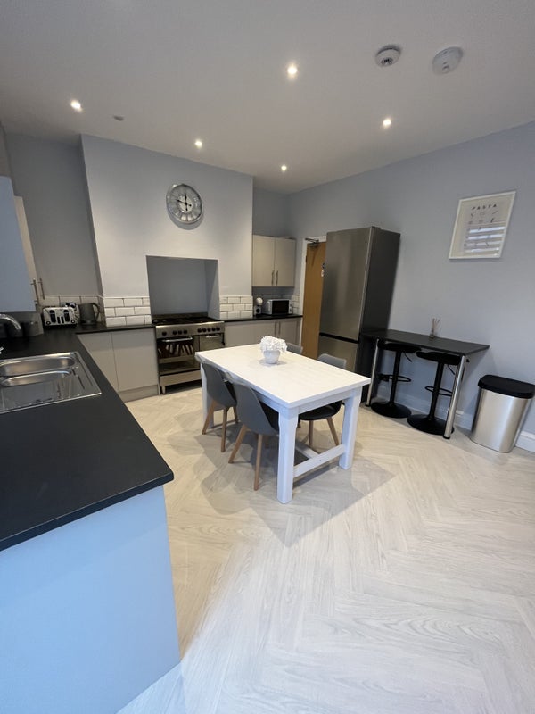 Room Longman Road in Barnsley