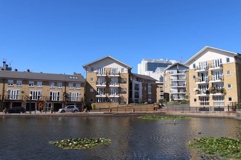 Flat Thomas More Street in Greater London