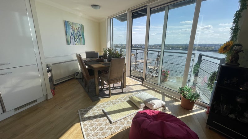 Flat Hull Place in Greater London