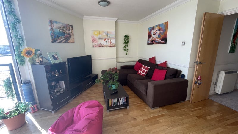 Flat Hull Place in Greater London