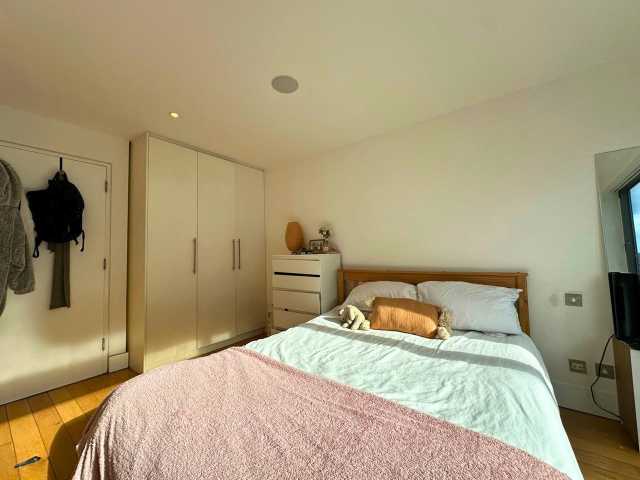 Flat Long Lane in Greater London
