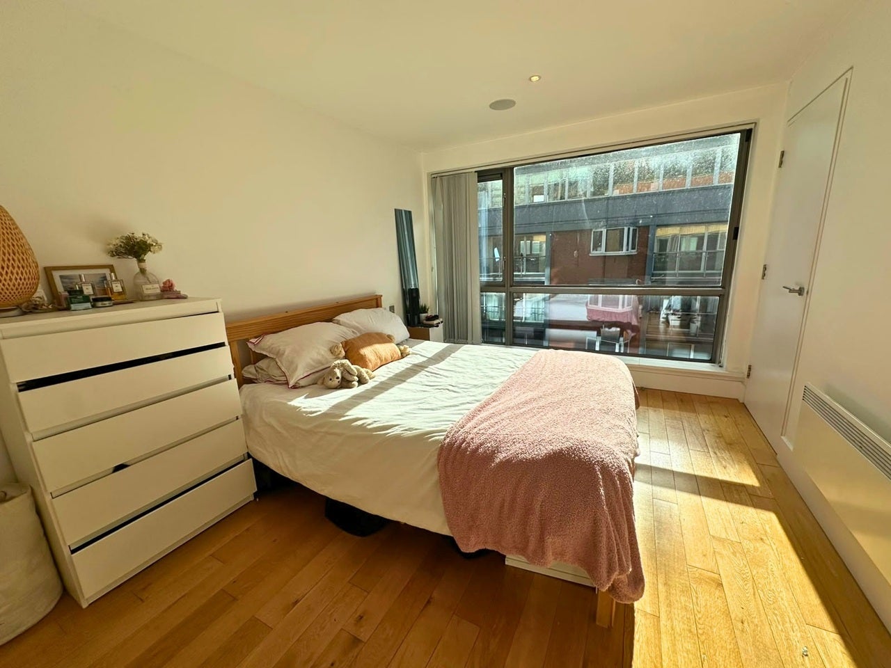 Flat Long Lane in Greater London