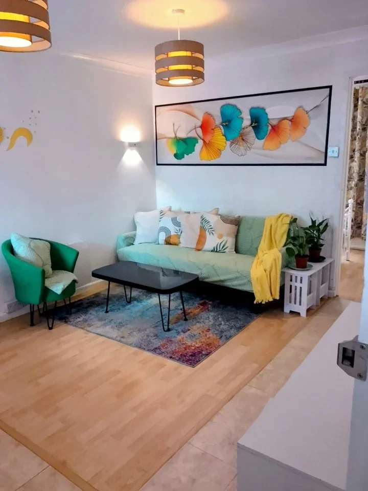 Flat Lower Strand in Greater London