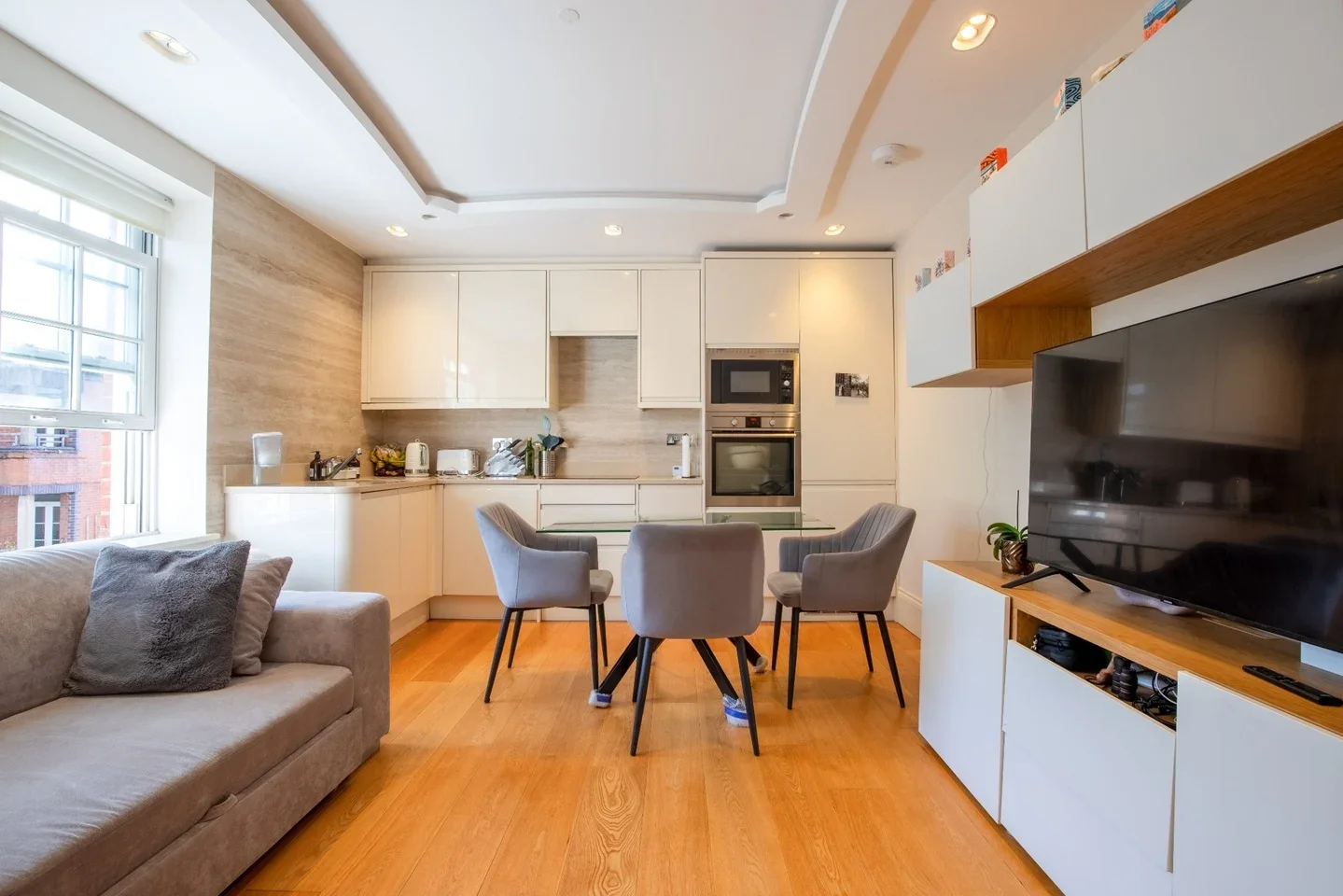 Flat Dawes Road in Greater London