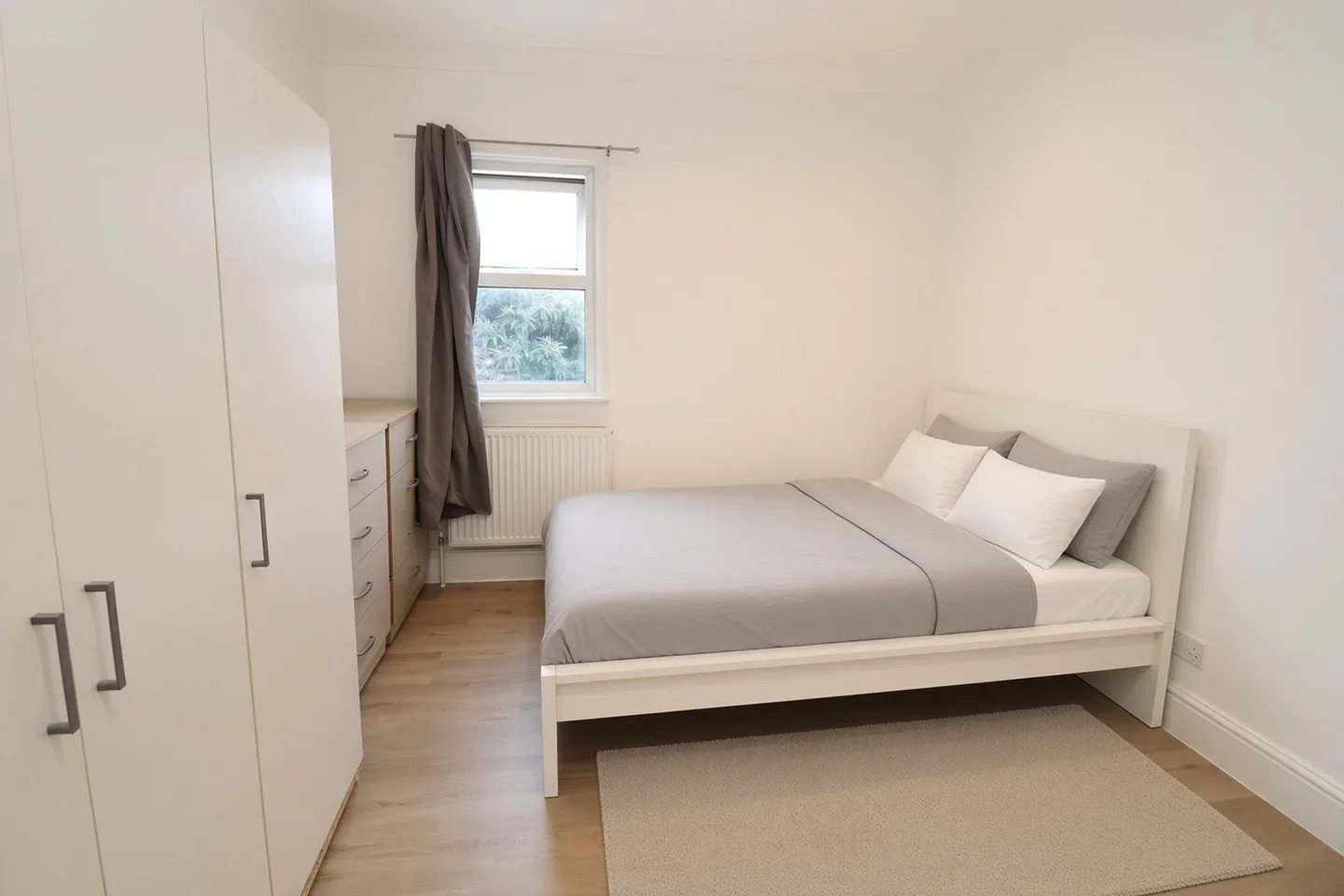 Room De Morgan Road in Greater London