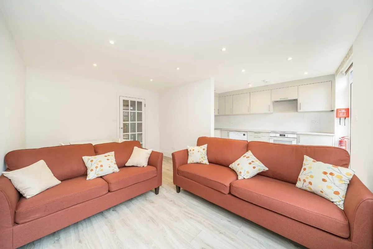House Garratt Lane in Greater London