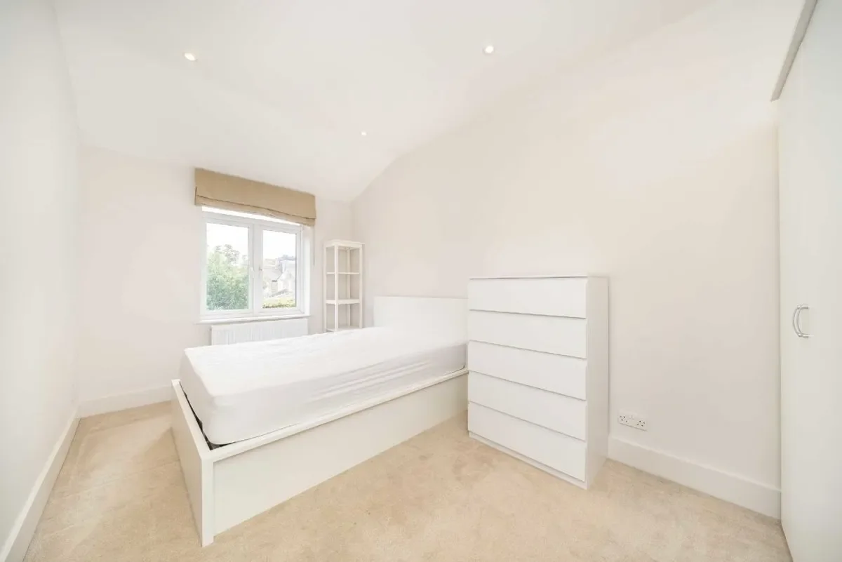 House Garratt Lane in Greater London