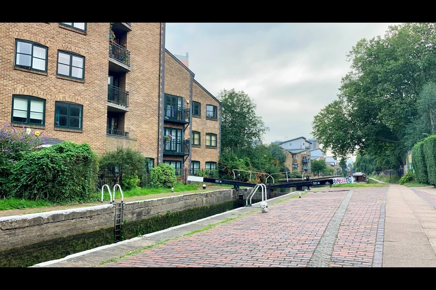 Flat Parnell Road in Greater London