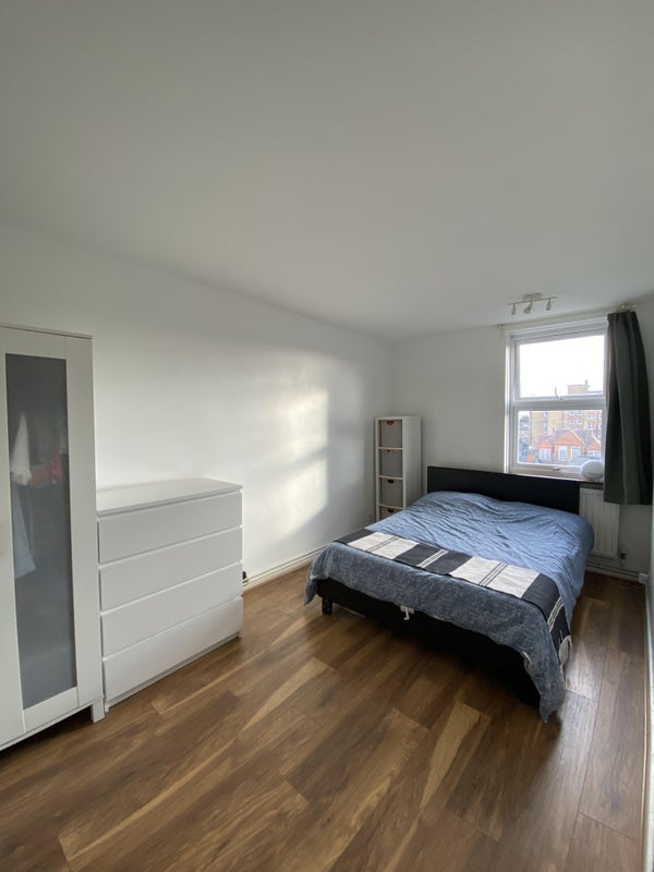 Room Ethnard Road in Greater London