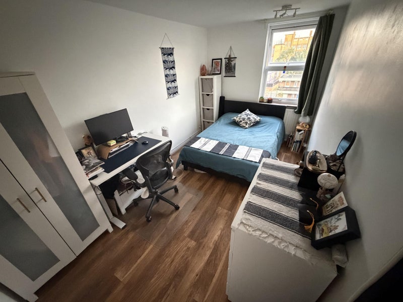 Room Ethnard Road in Greater London