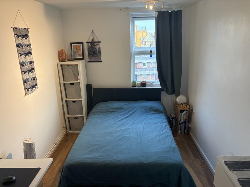 Room Ethnard Road in Greater London