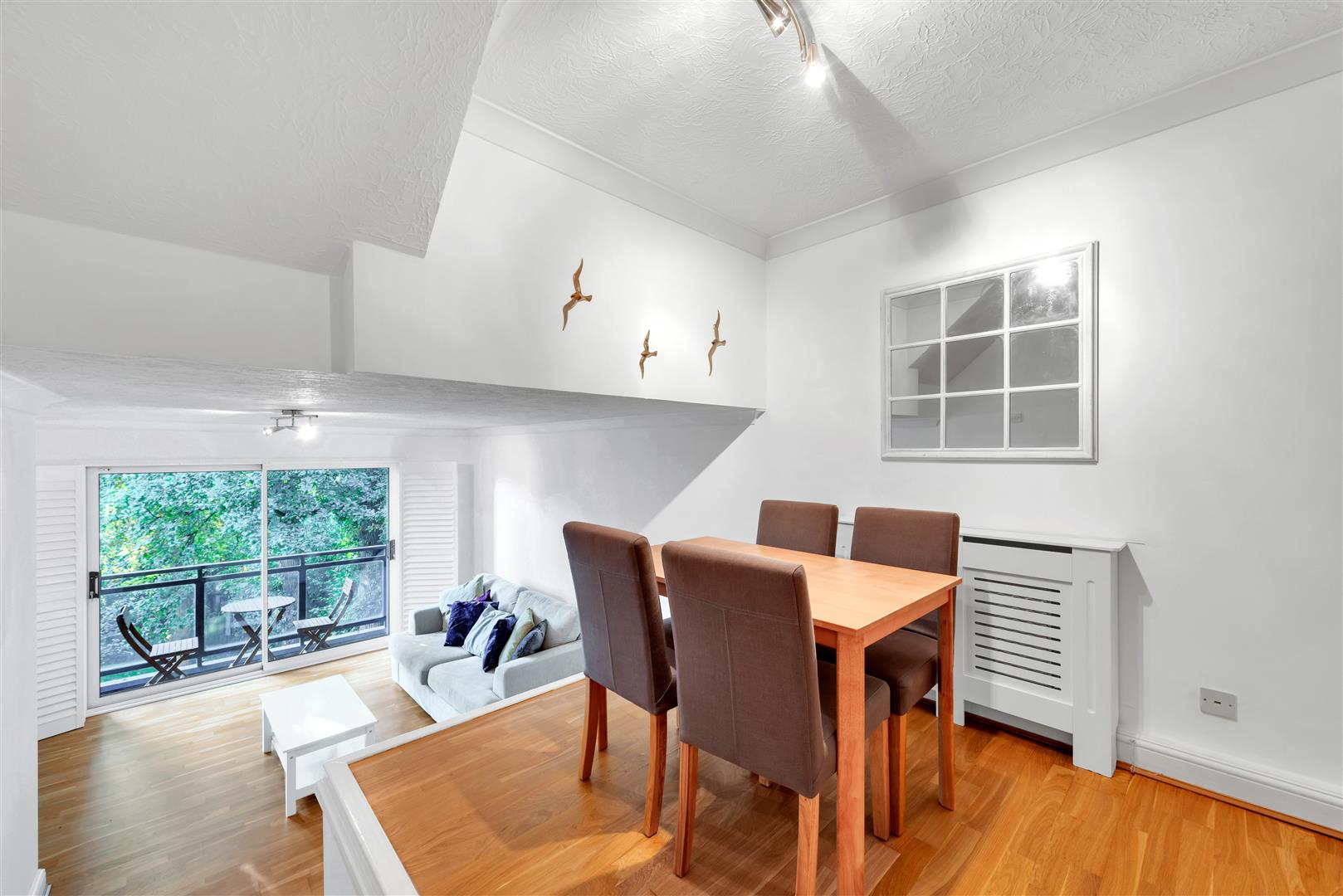 Flat Oaklands Road in Greater London