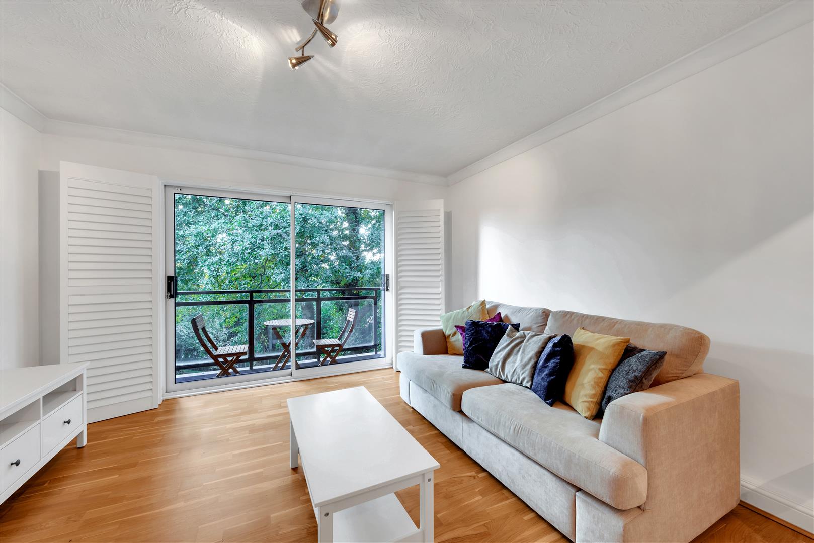 Flat Oaklands Road in Greater London