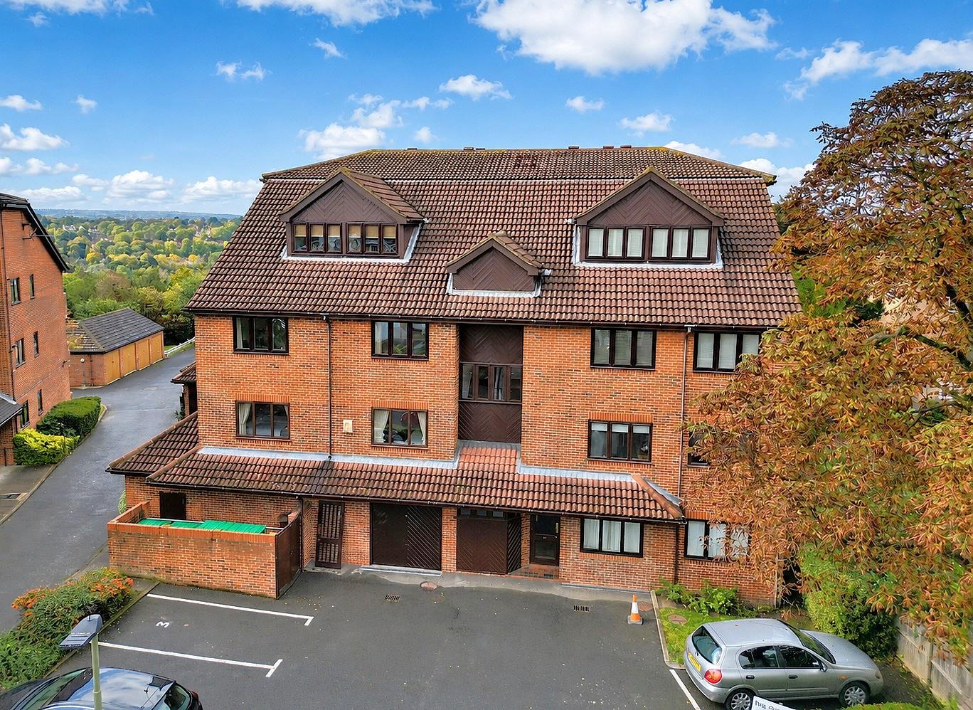 Flat Oaklands Road in Greater London