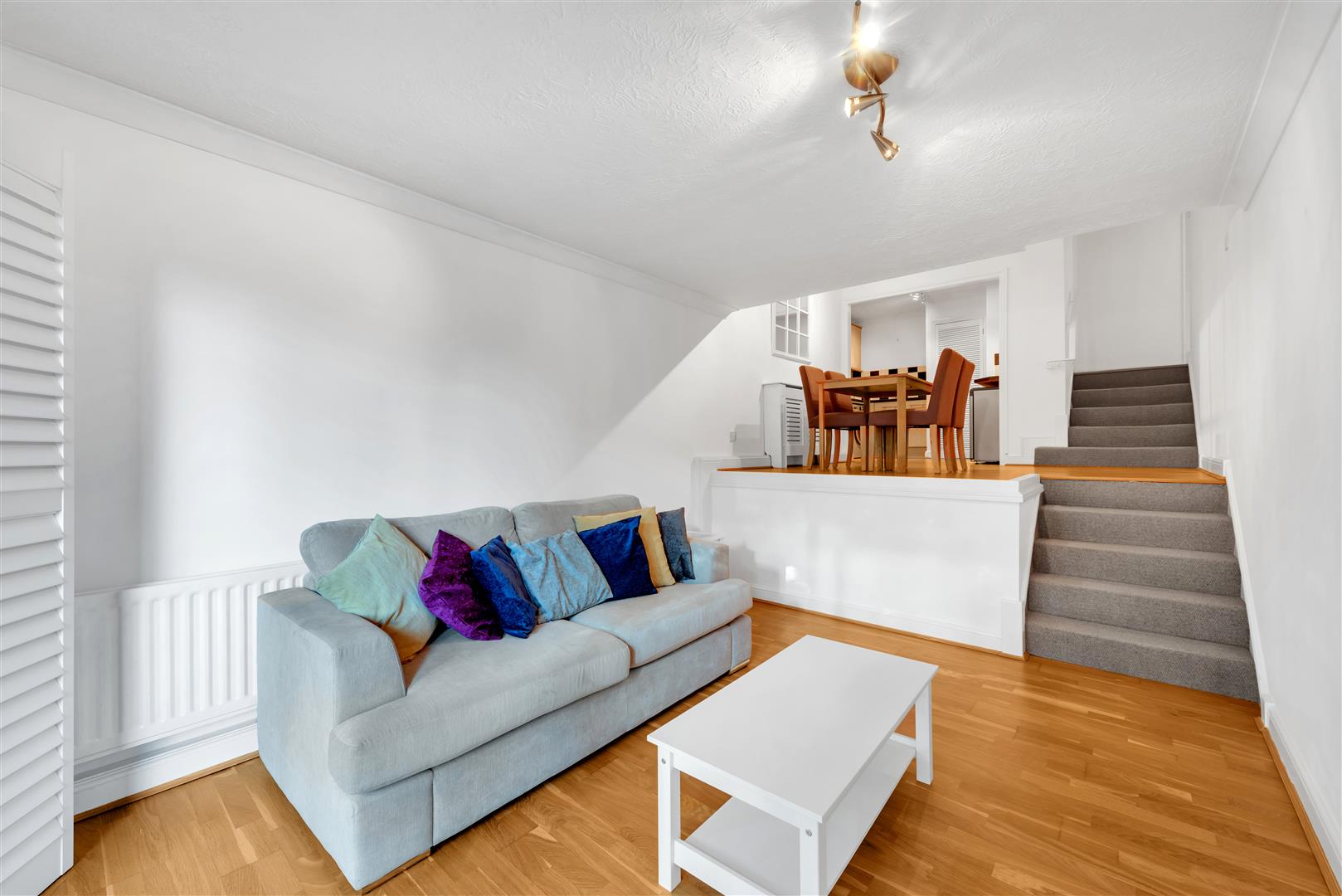 Flat Oaklands Road in Greater London