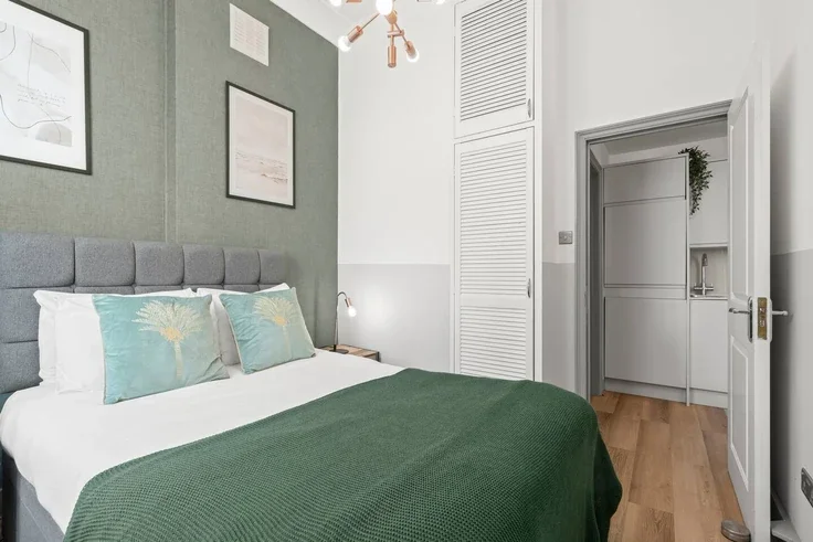Flat Nevern Road in Greater London