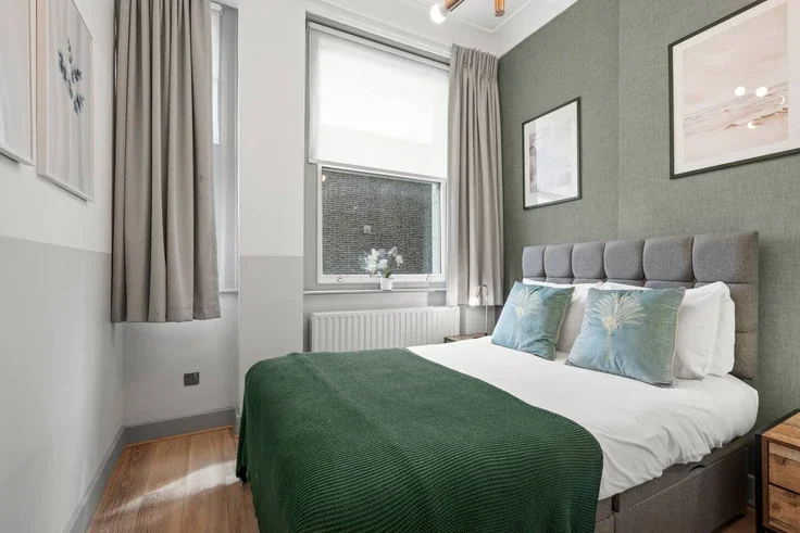 Flat Nevern Road in Greater London