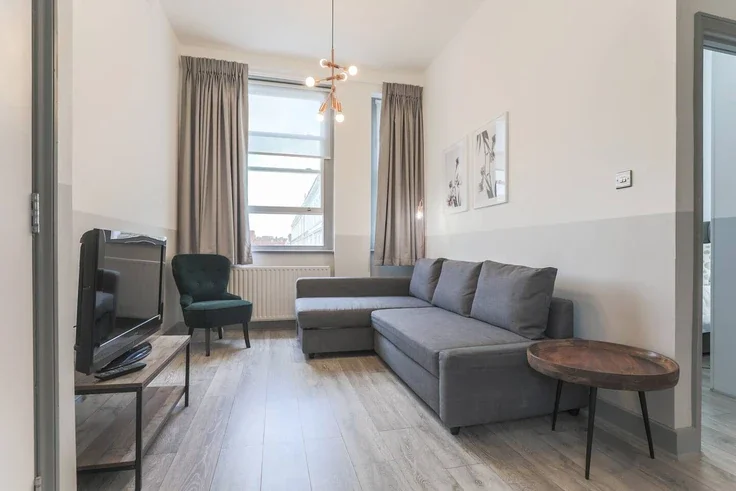Flat Nevern Road in Greater London