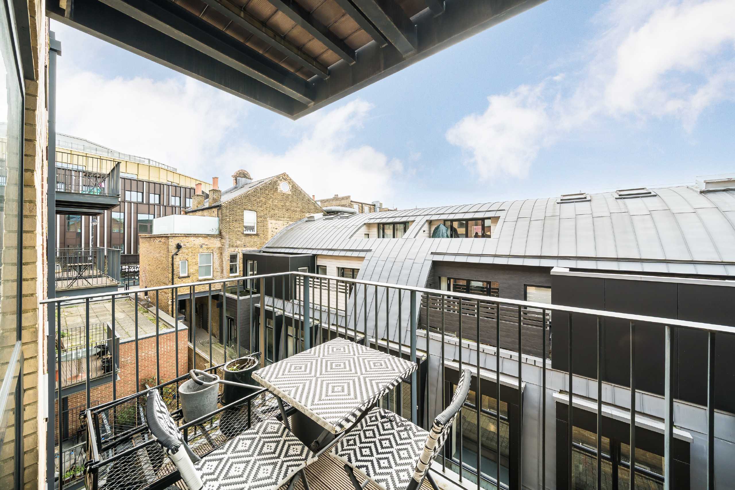 Flat Coldharbour Lane in Greater London