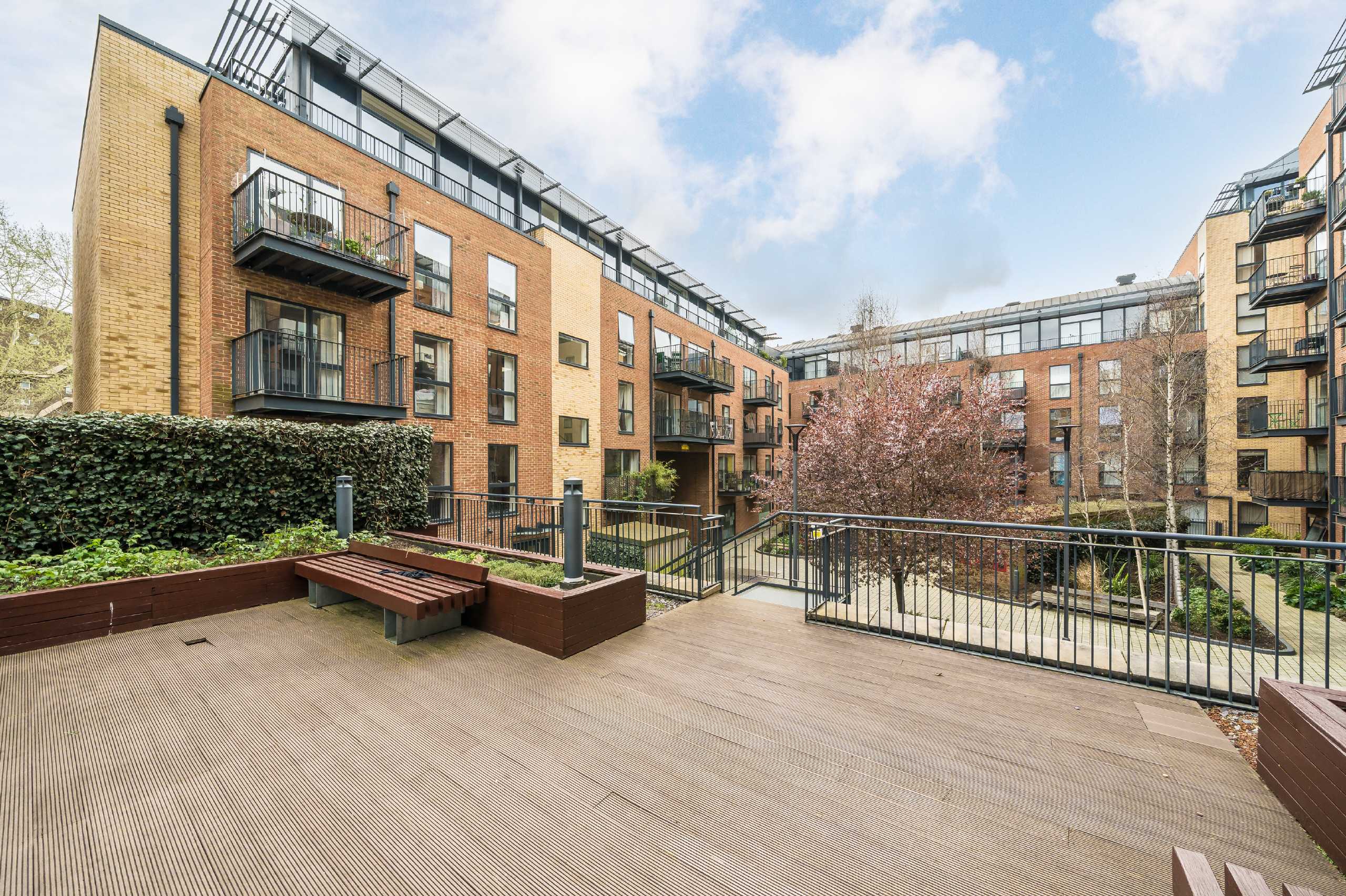 Flat Coldharbour Lane in Greater London