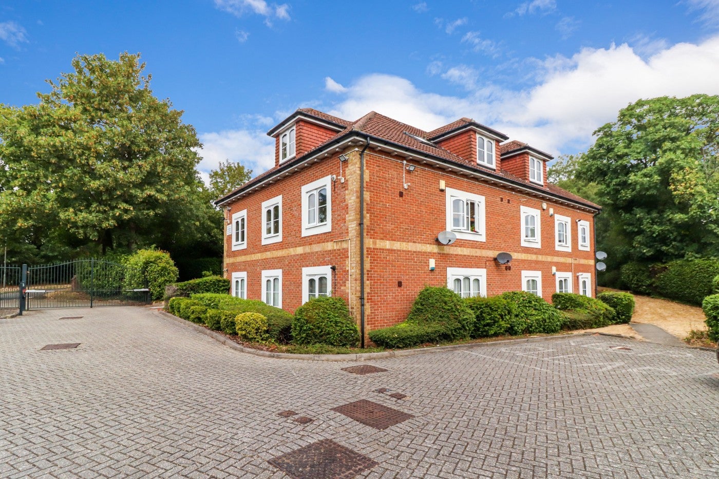 Flat Burnham Lane in Slough