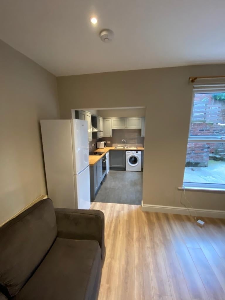 Room Sharrow Vale Road in Sheffield