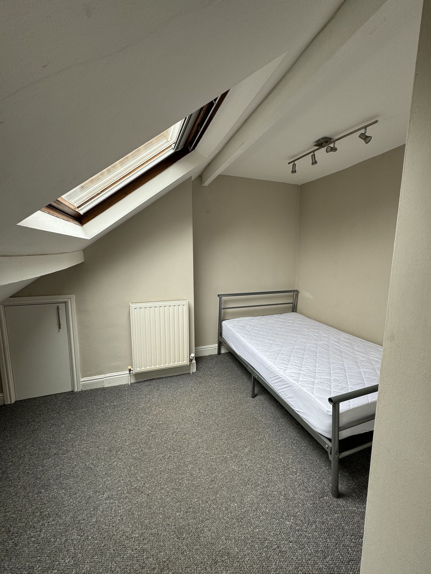 Room Sharrow Vale Road in Sheffield