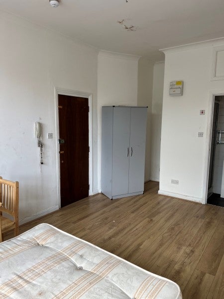 Flat Sidney Avenue in Greater London