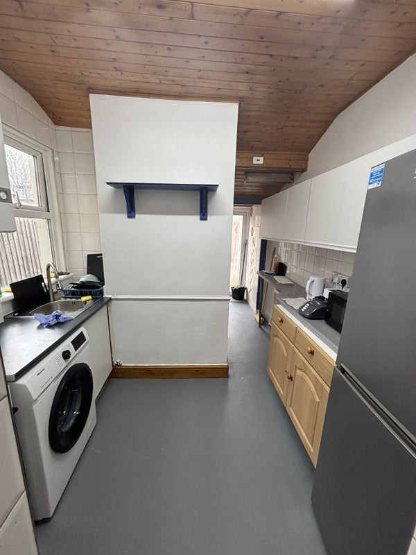 Room Blenheim Road in Greater London