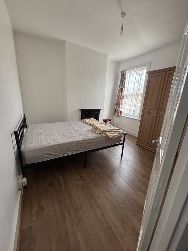 Room Blenheim Road in Greater London