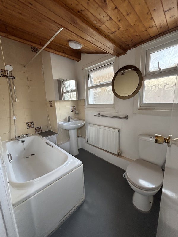 Room Blenheim Road in Greater London