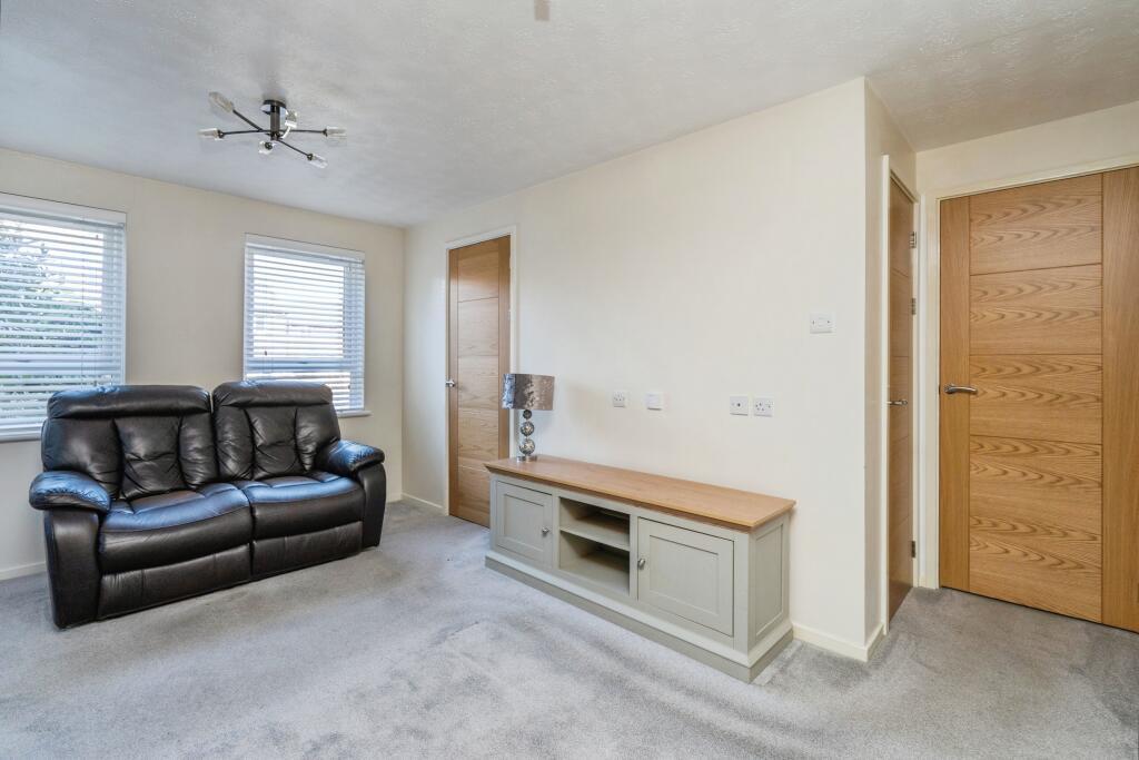 Flat Sentinel Close in Waterlooville