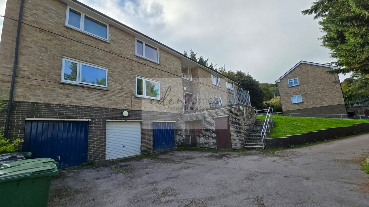 Flat Springfields Court in Cam