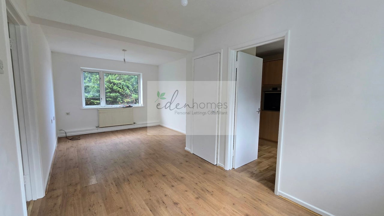 Flat Springfields Court in Cam