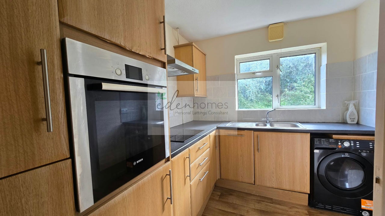 Flat Springfields Court in Cam