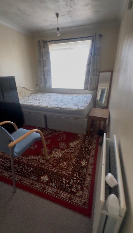 Room Selhurst Road in Greater London