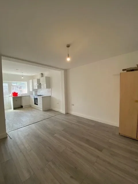 Flat Oakwood Avenue in Greater London