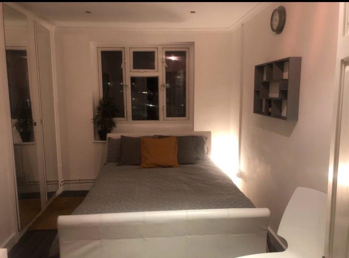 Room Priests Bridge in Greater London