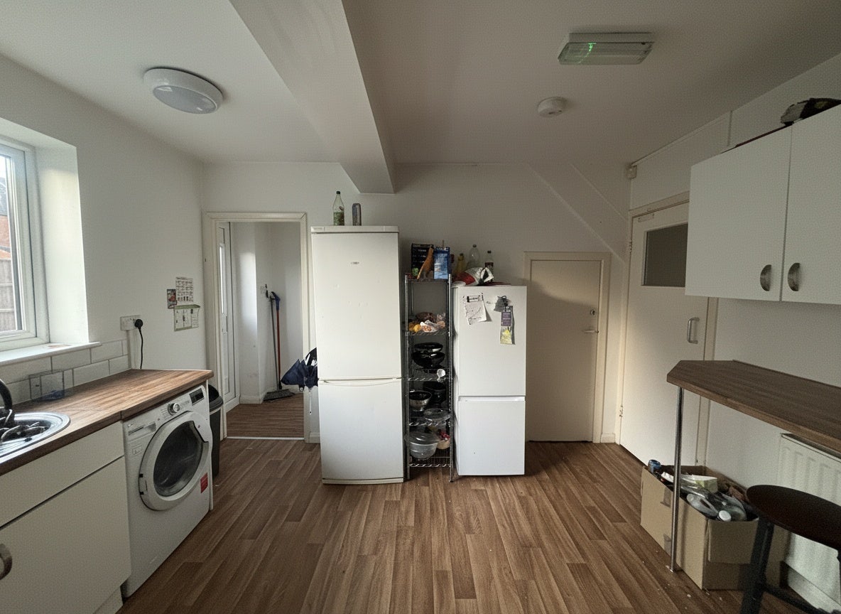 Room Rolleston Drive in Nottingham